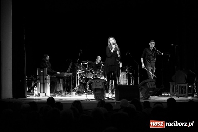 Zdjęcie w galerii na portalu naszraciborz.pl: Piosenki z repertuaru Ireny Jarockiej i Anny Jantar w interpretacji Barbary Brody-Malon z zespołem wybrzmiały w RCK wiadomości z regionu