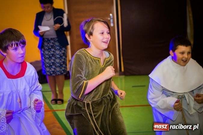 Zdjęcie w galerii na portalu naszraciborz.pl: Bal wszystkich świętych w SP 13 wiadomości z regionu