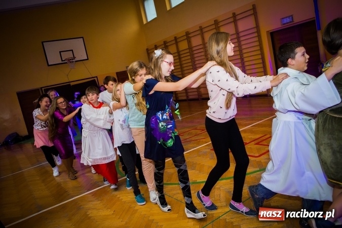 Zdjęcie w galerii na portalu naszraciborz.pl: Bal wszystkich świętych w SP 13 wiadomości z regionu