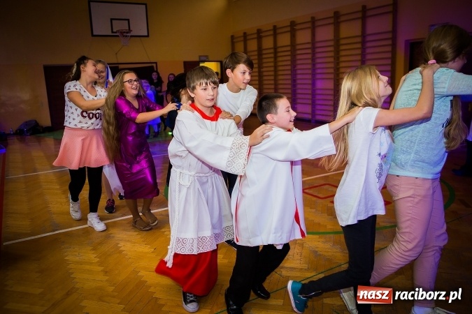 Zdjęcie w galerii na portalu naszraciborz.pl: Bal wszystkich świętych w SP 13 wiadomości z regionu