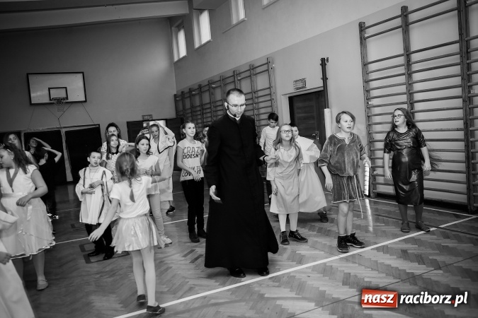 Zdjęcie w galerii na portalu naszraciborz.pl: Bal wszystkich świętych w SP 13 wiadomości z regionu