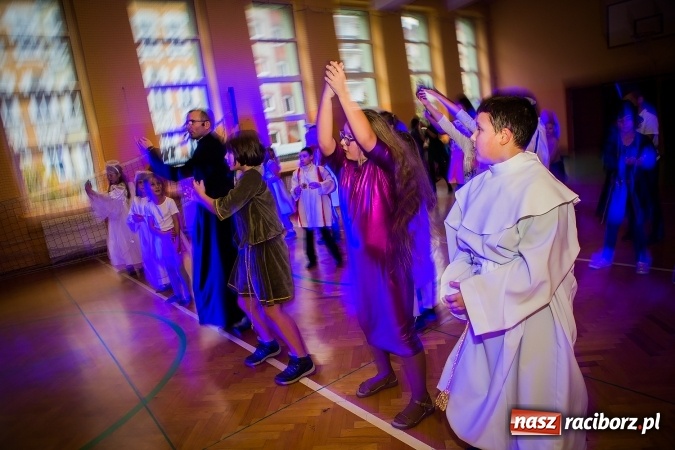 Zdjęcie w galerii na portalu naszraciborz.pl: Bal wszystkich świętych w SP 13 wiadomości z regionu