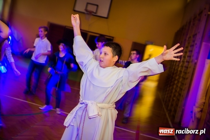 Zdjęcie w galerii na portalu naszraciborz.pl: Bal wszystkich świętych w SP 13 wiadomości z regionu