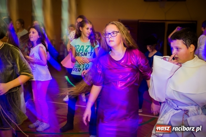Zdjęcie w galerii na portalu naszraciborz.pl: Bal wszystkich świętych w SP 13 wiadomości z regionu