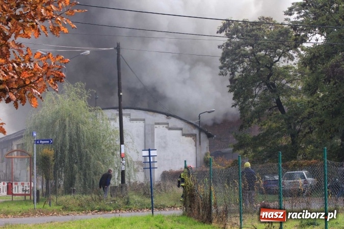 Zdjęcie w galerii na portalu naszraciborz.pl: Ogromny pożar hali przy ul. Zakładowej w Raciborzu Brzeziu. Byliśmy na miejscu od początku akcji. FOTO I WIDEO wiadomości z regionu
