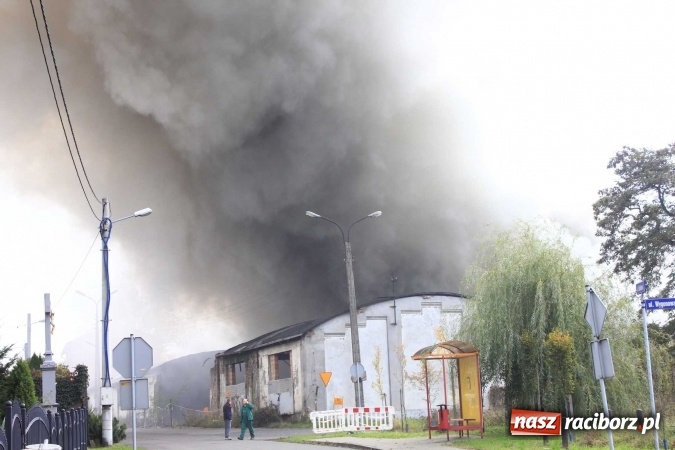 Zdjęcie w galerii na portalu naszraciborz.pl: Ogromny pożar hali przy ul. Zakładowej w Raciborzu Brzeziu. Byliśmy na miejscu od początku akcji. FOTO I WIDEO wiadomości z regionu