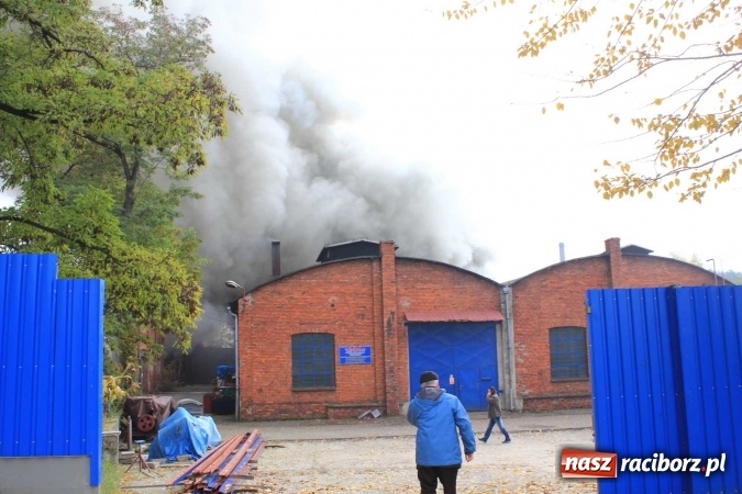Zdjęcie w galerii na portalu naszraciborz.pl: Ogromny pożar hali przy ul. Zakładowej w Raciborzu Brzeziu. Byliśmy na miejscu od początku akcji. FOTO I WIDEO wiadomości z regionu