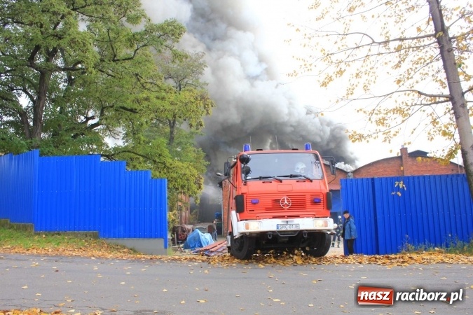Zdjęcie w galerii na portalu naszraciborz.pl: Ogromny pożar hali przy ul. Zakładowej w Raciborzu Brzeziu. Byliśmy na miejscu od początku akcji. FOTO I WIDEO wiadomości z regionu