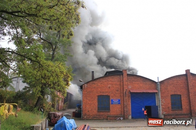 Zdjęcie w galerii na portalu naszraciborz.pl: Ogromny pożar hali przy ul. Zakładowej w Raciborzu Brzeziu. Byliśmy na miejscu od początku akcji. FOTO I WIDEO wiadomości z regionu