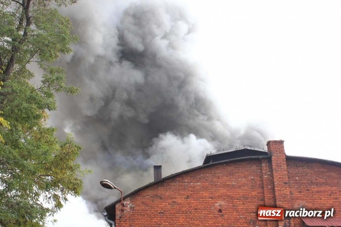 Zdjęcie w galerii na portalu naszraciborz.pl: Ogromny pożar hali przy ul. Zakładowej w Raciborzu Brzeziu. Byliśmy na miejscu od początku akcji. FOTO I WIDEO wiadomości z regionu