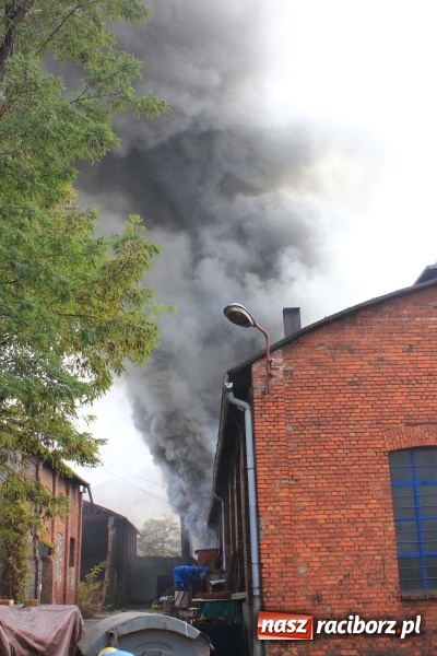 Zdjęcie w galerii na portalu naszraciborz.pl: Ogromny pożar hali przy ul. Zakładowej w Raciborzu Brzeziu. Byliśmy na miejscu od początku akcji. FOTO I WIDEO wiadomości z regionu