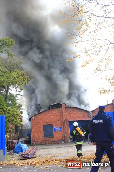 Zdjęcie w galerii na portalu naszraciborz.pl: Ogromny pożar hali przy ul. Zakładowej w Raciborzu Brzeziu. Byliśmy na miejscu od początku akcji. FOTO I WIDEO wiadomości z regionu