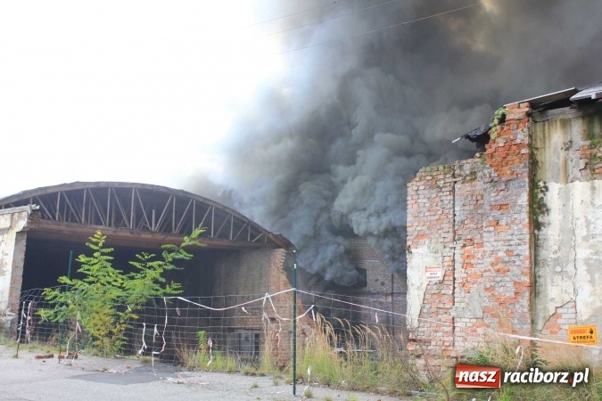 Zdjęcie w galerii na portalu naszraciborz.pl: Ogromny pożar hali przy ul. Zakładowej w Raciborzu Brzeziu. Byliśmy na miejscu od początku akcji. FOTO I WIDEO wiadomości z regionu