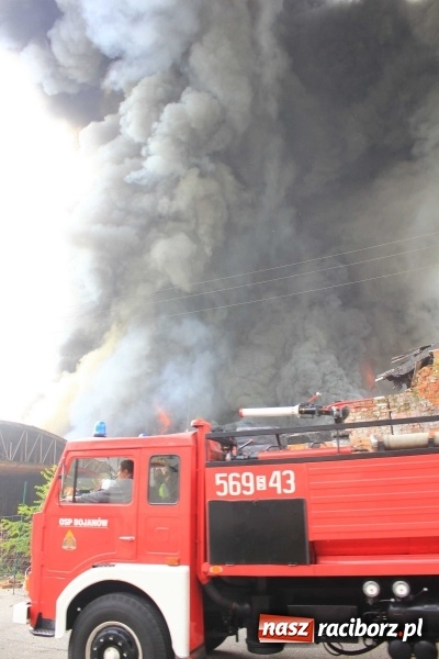 Zdjęcie w galerii na portalu naszraciborz.pl: Ogromny pożar hali przy ul. Zakładowej w Raciborzu Brzeziu. Byliśmy na miejscu od początku akcji. FOTO I WIDEO wiadomości z regionu