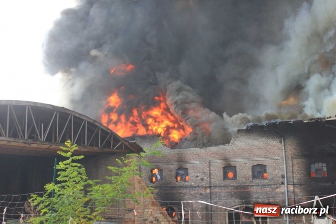 Zdjęcie w galerii na portalu naszraciborz.pl: Ogromny pożar hali przy ul. Zakładowej w Raciborzu Brzeziu. Byliśmy na miejscu od początku akcji. FOTO I WIDEO wiadomości z regionu