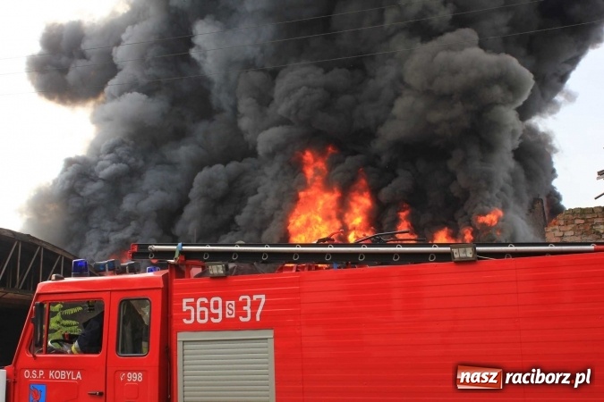 Zdjęcie w galerii na portalu naszraciborz.pl: Ogromny pożar hali przy ul. Zakładowej w Raciborzu Brzeziu. Byliśmy na miejscu od początku akcji. FOTO I WIDEO wiadomości z regionu