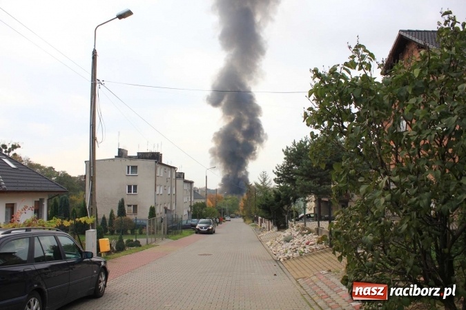 Zdjęcie w galerii na portalu naszraciborz.pl: Ogromny pożar hali przy ul. Zakładowej w Raciborzu Brzeziu. Byliśmy na miejscu od początku akcji. FOTO I WIDEO wiadomości z regionu