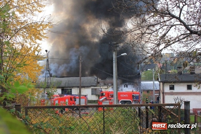 Zdjęcie w galerii na portalu naszraciborz.pl: Ogromny pożar hali przy ul. Zakładowej w Raciborzu Brzeziu. Byliśmy na miejscu od początku akcji. FOTO I WIDEO wiadomości z regionu