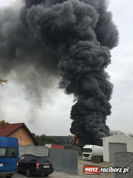 Zdjęcie w galerii na portalu naszraciborz.pl: Ogromny pożar hali przy ul. Zakładowej w Raciborzu Brzeziu. Byliśmy na miejscu od początku akcji. FOTO I WIDEO wiadomości z regionu
