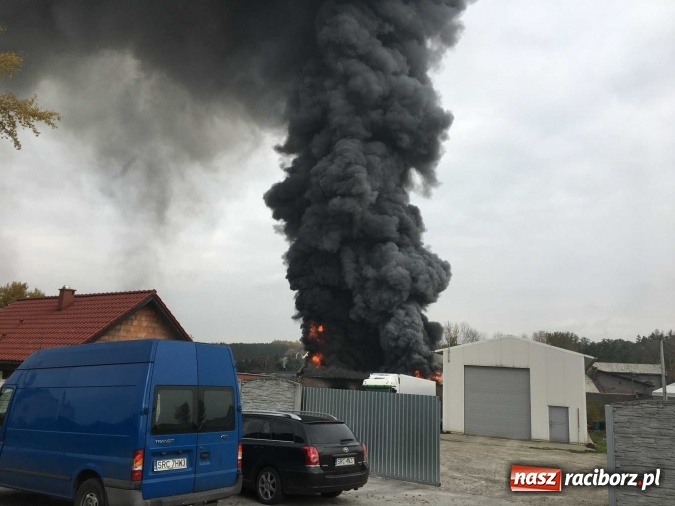 Zdjęcie w galerii na portalu naszraciborz.pl: Ogromny pożar hali przy ul. Zakładowej w Raciborzu Brzeziu. Byliśmy na miejscu od początku akcji. FOTO I WIDEO wiadomości z regionu