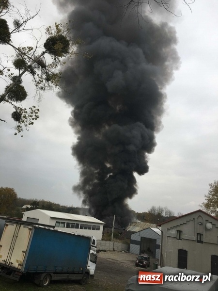 Zdjęcie w galerii na portalu naszraciborz.pl: Ogromny pożar hali przy ul. Zakładowej w Raciborzu Brzeziu. Byliśmy na miejscu od początku akcji. FOTO I WIDEO wiadomości z regionu