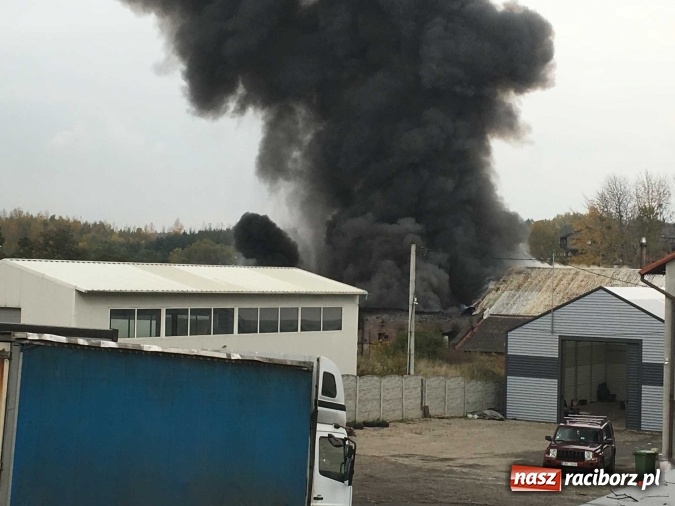 Zdjęcie w galerii na portalu naszraciborz.pl: Ogromny pożar hali przy ul. Zakładowej w Raciborzu Brzeziu. Byliśmy na miejscu od początku akcji. FOTO I WIDEO wiadomości z regionu