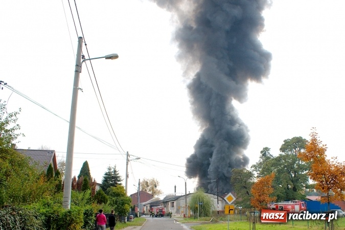Zdjęcie w galerii na portalu naszraciborz.pl: Ogromny pożar hali przy ul. Zakładowej w Raciborzu Brzeziu. Byliśmy na miejscu od początku akcji. FOTO I WIDEO wiadomości z regionu