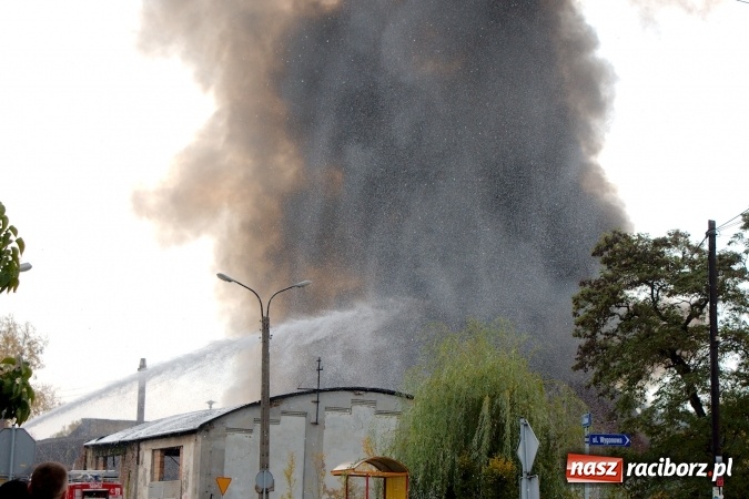 Zdjęcie w galerii na portalu naszraciborz.pl: Ogromny pożar hali przy ul. Zakładowej w Raciborzu Brzeziu. Byliśmy na miejscu od początku akcji. FOTO I WIDEO wiadomości z regionu