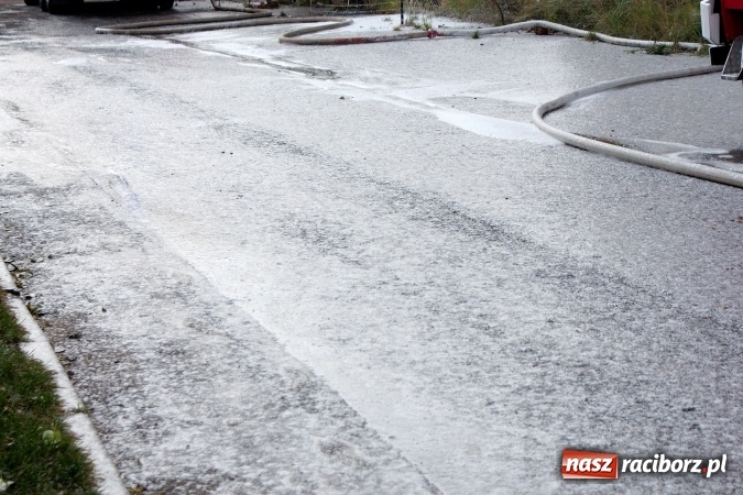 Zdjęcie w galerii na portalu naszraciborz.pl: Ogromny pożar hali przy ul. Zakładowej w Raciborzu Brzeziu. Byliśmy na miejscu od początku akcji. FOTO I WIDEO wiadomości z regionu