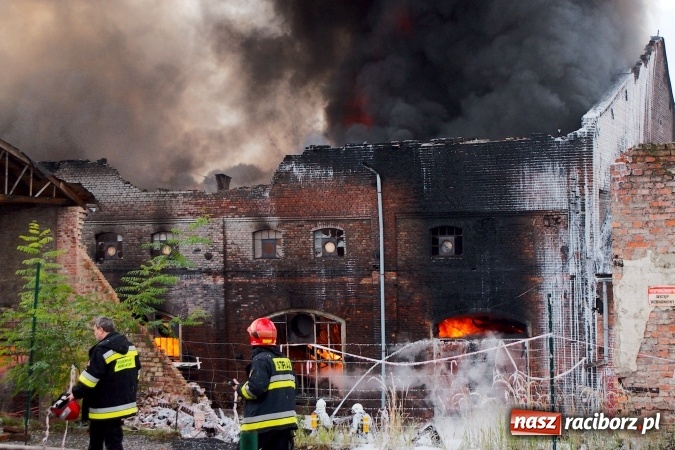 Zdjęcie w galerii na portalu naszraciborz.pl: Ogromny pożar hali przy ul. Zakładowej w Raciborzu Brzeziu. Byliśmy na miejscu od początku akcji. FOTO I WIDEO wiadomości z regionu