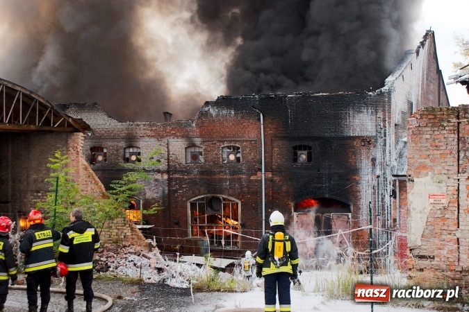 Zdjęcie w galerii na portalu naszraciborz.pl: Ogromny pożar hali przy ul. Zakładowej w Raciborzu Brzeziu. Byliśmy na miejscu od początku akcji. FOTO I WIDEO wiadomości z regionu
