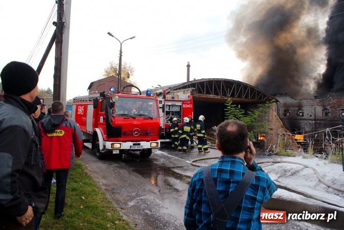Zdjęcie w galerii na portalu naszraciborz.pl: Ogromny pożar hali przy ul. Zakładowej w Raciborzu Brzeziu. Byliśmy na miejscu od początku akcji. FOTO I WIDEO wiadomości z regionu