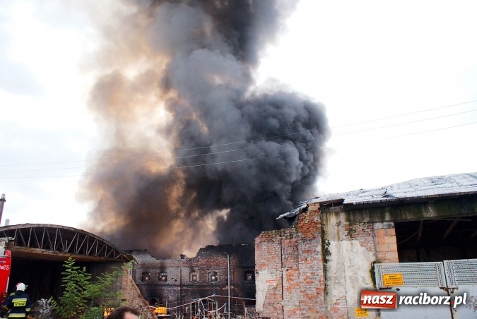 Zdjęcie w galerii na portalu naszraciborz.pl: Ogromny pożar hali przy ul. Zakładowej w Raciborzu Brzeziu. Byliśmy na miejscu od początku akcji. FOTO I WIDEO wiadomości z regionu