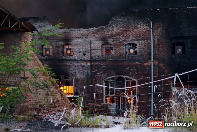 Zdjęcie w galerii na portalu naszraciborz.pl: Ogromny pożar hali przy ul. Zakładowej w Raciborzu Brzeziu. Byliśmy na miejscu od początku akcji. FOTO I WIDEO wiadomości z regionu