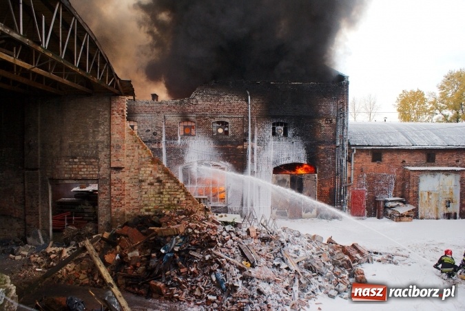 Zdjęcie w galerii na portalu naszraciborz.pl: Ogromny pożar hali przy ul. Zakładowej w Raciborzu Brzeziu. Byliśmy na miejscu od początku akcji. FOTO I WIDEO wiadomości z regionu