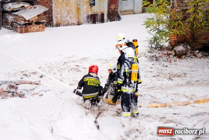Zdjęcie w galerii na portalu naszraciborz.pl: Ogromny pożar hali przy ul. Zakładowej w Raciborzu Brzeziu. Byliśmy na miejscu od początku akcji. FOTO I WIDEO wiadomości z regionu