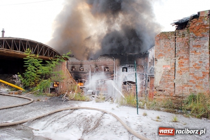 Zdjęcie w galerii na portalu naszraciborz.pl: Ogromny pożar hali przy ul. Zakładowej w Raciborzu Brzeziu. Byliśmy na miejscu od początku akcji. FOTO I WIDEO wiadomości z regionu