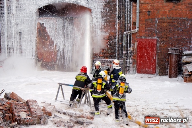 Zdjęcie w galerii na portalu naszraciborz.pl: Ogromny pożar hali przy ul. Zakładowej w Raciborzu Brzeziu. Byliśmy na miejscu od początku akcji. FOTO I WIDEO wiadomości z regionu