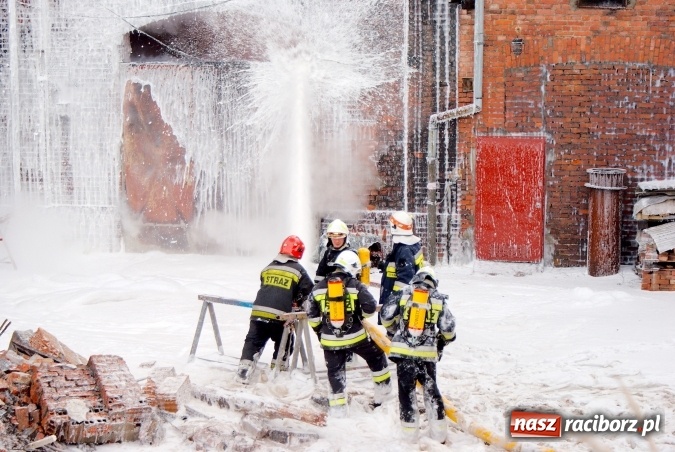 Zdjęcie w galerii na portalu naszraciborz.pl: Ogromny pożar hali przy ul. Zakładowej w Raciborzu Brzeziu. Byliśmy na miejscu od początku akcji. FOTO I WIDEO wiadomości z regionu