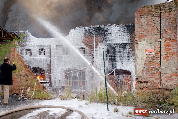 Zdjęcie w galerii na portalu naszraciborz.pl: Ogromny pożar hali przy ul. Zakładowej w Raciborzu Brzeziu. Byliśmy na miejscu od początku akcji. FOTO I WIDEO wiadomości z regionu