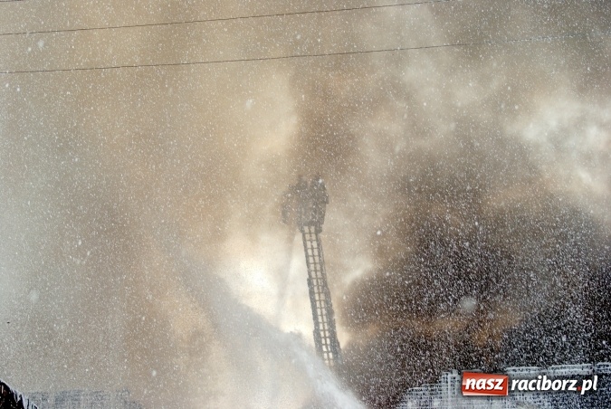 Zdjęcie w galerii na portalu naszraciborz.pl: Ogromny pożar hali przy ul. Zakładowej w Raciborzu Brzeziu. Byliśmy na miejscu od początku akcji. FOTO I WIDEO wiadomości z regionu
