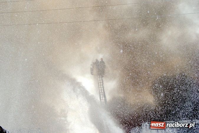 Zdjęcie w galerii na portalu naszraciborz.pl: Ogromny pożar hali przy ul. Zakładowej w Raciborzu Brzeziu. Byliśmy na miejscu od początku akcji. FOTO I WIDEO wiadomości z regionu