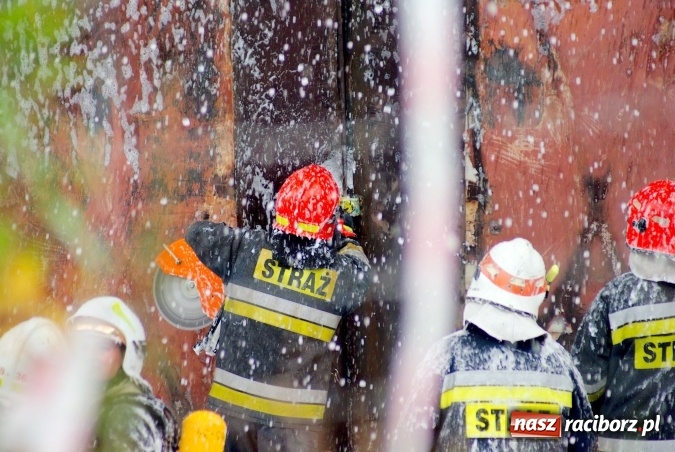 Zdjęcie w galerii na portalu naszraciborz.pl: Ogromny pożar hali przy ul. Zakładowej w Raciborzu Brzeziu. Byliśmy na miejscu od początku akcji. FOTO I WIDEO wiadomości z regionu
