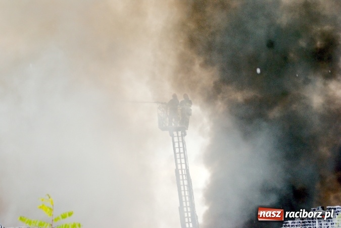 Zdjęcie w galerii na portalu naszraciborz.pl: Ogromny pożar hali przy ul. Zakładowej w Raciborzu Brzeziu. Byliśmy na miejscu od początku akcji. FOTO I WIDEO wiadomości z regionu