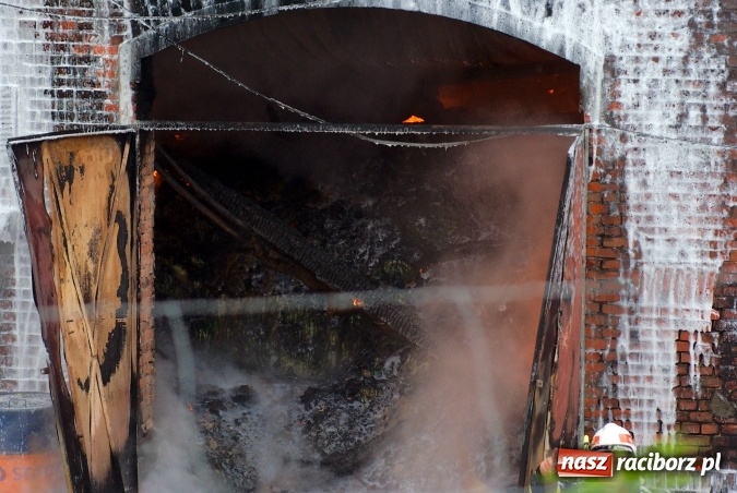 Zdjęcie w galerii na portalu naszraciborz.pl: Ogromny pożar hali przy ul. Zakładowej w Raciborzu Brzeziu. Byliśmy na miejscu od początku akcji. FOTO I WIDEO wiadomości z regionu