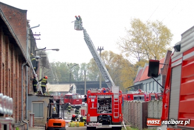 Zdjęcie w galerii na portalu naszraciborz.pl: Ogromny pożar hali przy ul. Zakładowej w Raciborzu Brzeziu. Byliśmy na miejscu od początku akcji. FOTO I WIDEO wiadomości z regionu