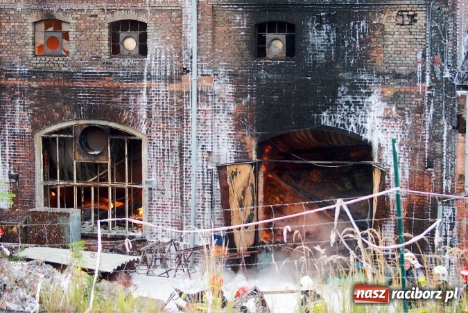 Zdjęcie w galerii na portalu naszraciborz.pl: Ogromny pożar hali przy ul. Zakładowej w Raciborzu Brzeziu. Byliśmy na miejscu od początku akcji. FOTO I WIDEO wiadomości z regionu