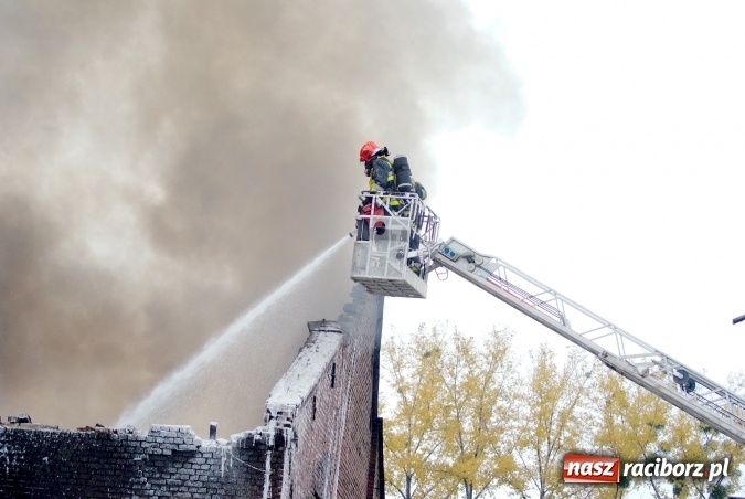Zdjęcie w galerii na portalu naszraciborz.pl: Ogromny pożar hali przy ul. Zakładowej w Raciborzu Brzeziu. Byliśmy na miejscu od początku akcji. FOTO I WIDEO wiadomości z regionu