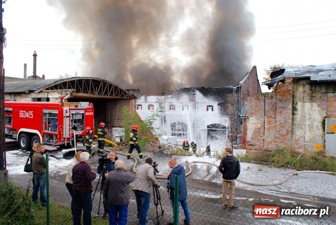Zdjęcie w galerii na portalu naszraciborz.pl: Ogromny pożar hali przy ul. Zakładowej w Raciborzu Brzeziu. Byliśmy na miejscu od początku akcji. FOTO I WIDEO wiadomości z regionu