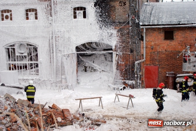Zdjęcie w galerii na portalu naszraciborz.pl: Ogromny pożar hali przy ul. Zakładowej w Raciborzu Brzeziu. Byliśmy na miejscu od początku akcji. FOTO I WIDEO wiadomości z regionu